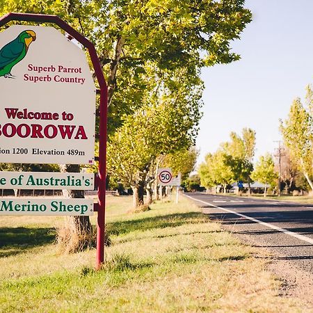 Boorowa Hotel Bagian luar foto