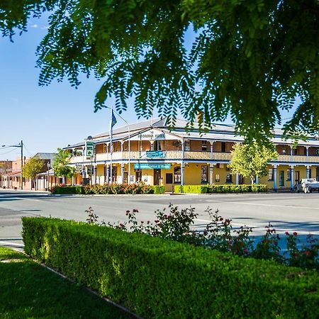 Boorowa Hotel Bagian luar foto