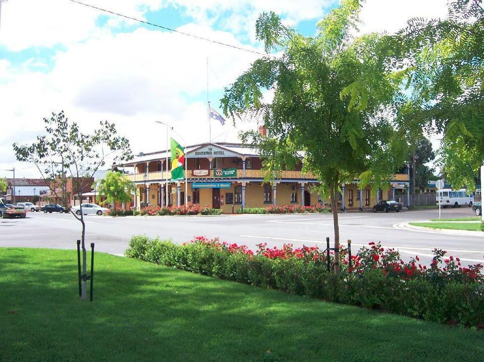 Boorowa Hotel Bagian luar foto